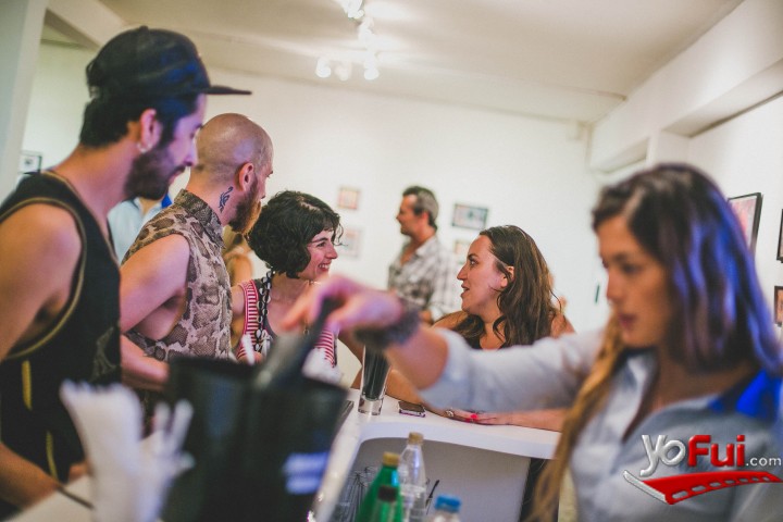 Fotografía en Inauguración muestra de arte de Celine Reymond, Galería Oops