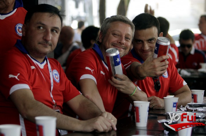 Chilenos ven el partido en Bar Becker