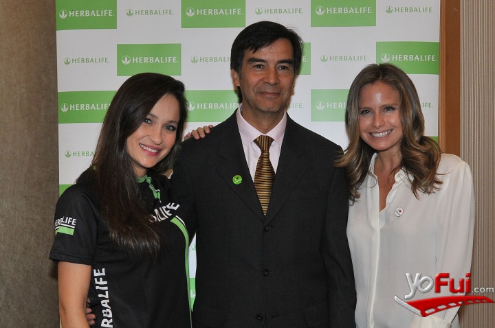 Embajadora de fitness y la embajadora femenina junto a José Arias