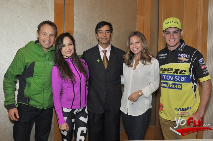 Gerente de Herbalife junto a rostros de la marca en Chile