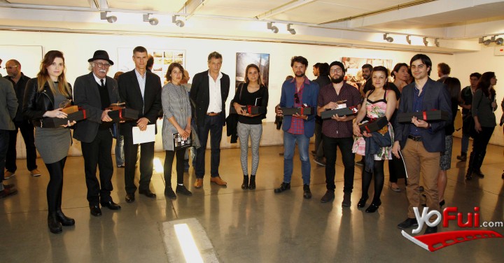 Artistas participantes en Concurso Fotográfico “Todo Comienza Con”, junto a Felipe González