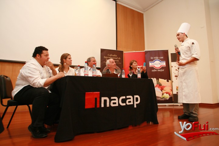 El ganador presenta su torta
