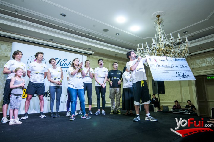 Entrega del cheque a la fundación