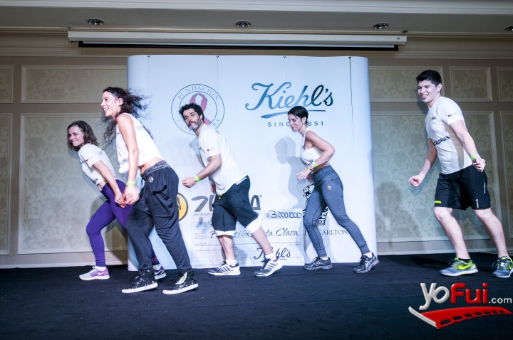 Algunos de los embajadores bailando