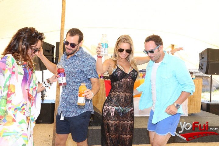 El team GLEACEÌAU vitaminwater disfrutando la fiesta