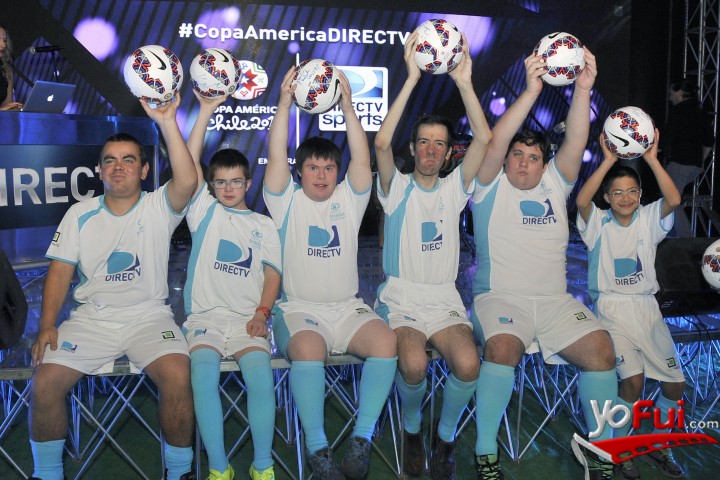Jóvenes de la Fundación Miradas Compartidas luciendo el balón oficial de la Copa América