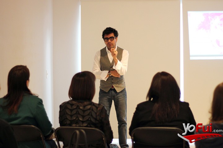 Pablo Román, exponiendo