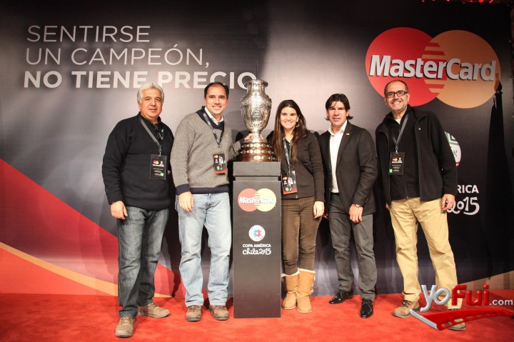 Clientes de MasterCard posaron junto a Marcelo Salas y la copa