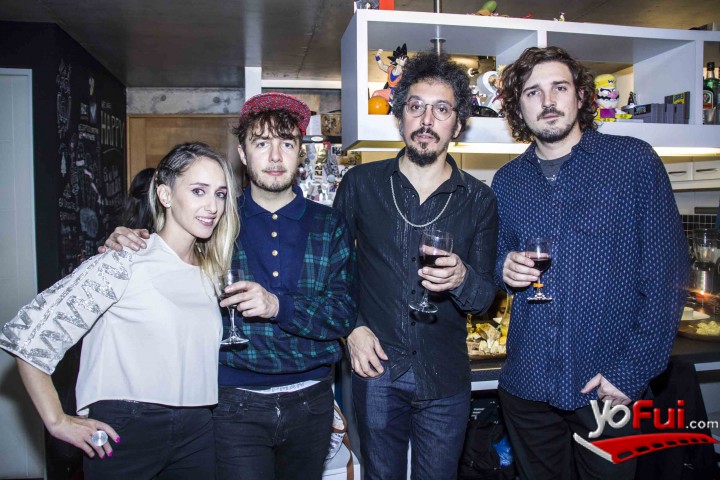 Andrea Velasco junto a su banda