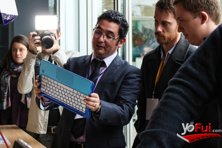 : Sebastián Perez mostrando la tecnología 2en1 Intel
