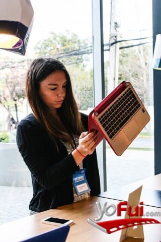 : Bárbara Gormaz jugando con un computador 2en1