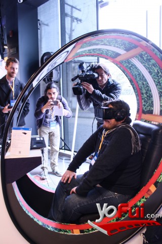 Patricio Calderón probando la tecnología Intel con realidad virtual de Oculus Rift