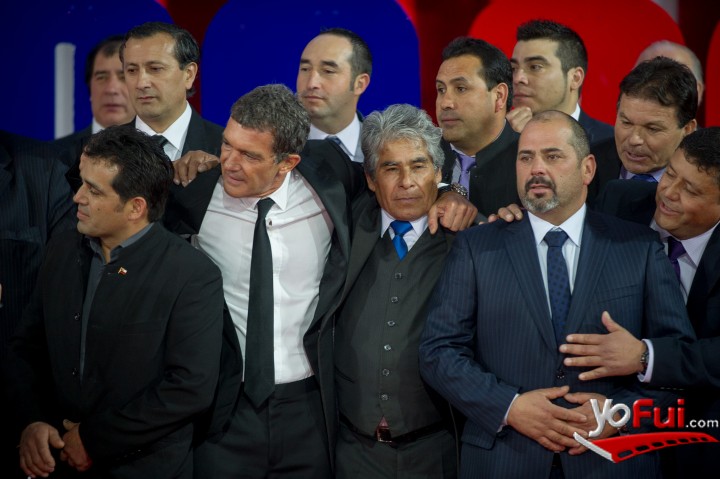 Grupo de mineros con Antonio Banderas