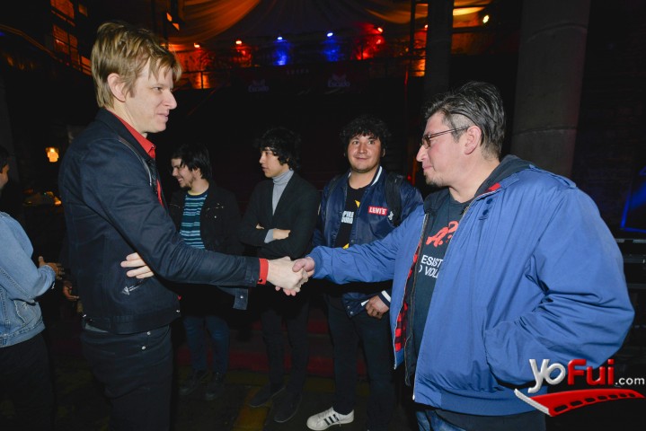 Britt Daniel saludando a ganadores de Meet & Greet