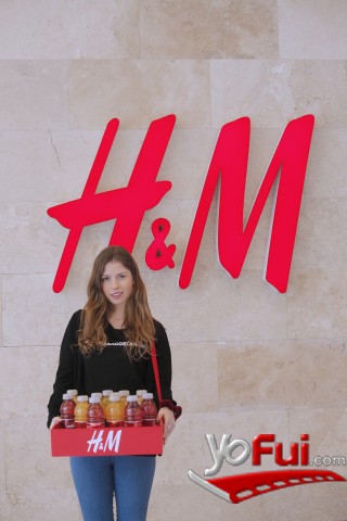Fotografía en GLACEAU vitaminwater presente en inauguración de H&M en Casacostanera, Tienda H&M, Mall Casacostanera