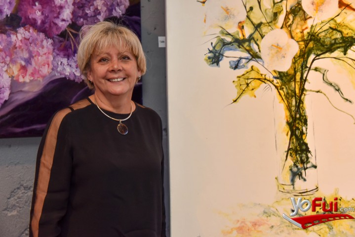 Isabel Santander junto a una de sus pinturas