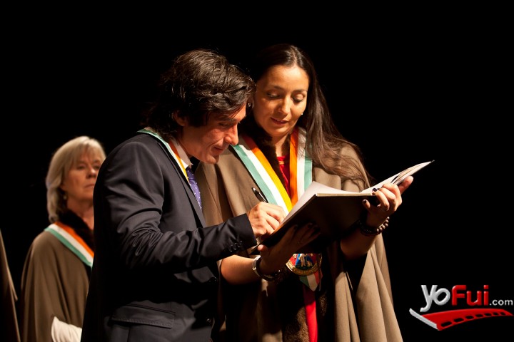 Firma el Libro de Oro Claudio Iturra