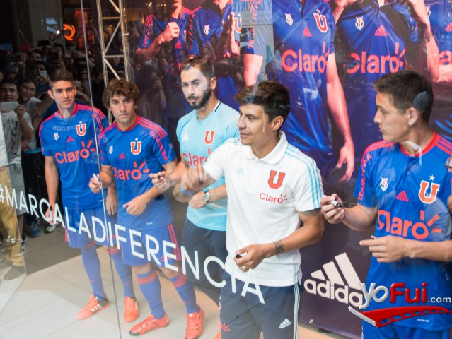 Fotografía en Universidad de Chile presento nueva camiseta 2016, Tienda adidas Homecourt