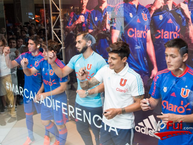 Fotografía en Universidad de Chile presento nueva camiseta 2016, Tienda adidas Homecourt