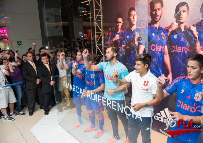 Fotografía en Universidad de Chile presento nueva camiseta 2016, Tienda adidas Homecourt