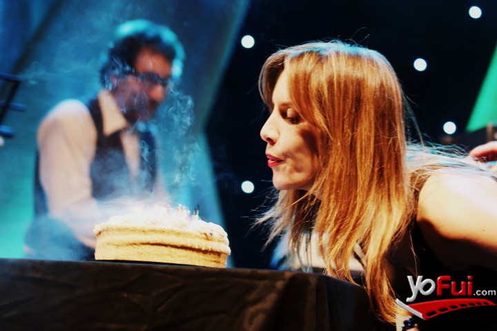 Diana Bolocco apagando velas de los 20 años de Fund. Rostros Nuevos