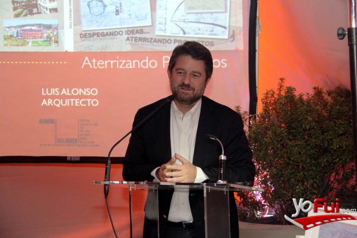 Claudio Orrego presentando el libro