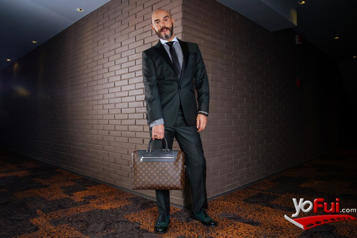 Fred Redondo:  Look 3:  Tuxedo verde a medida:  Calabrese, Bolso Louis Vuitton