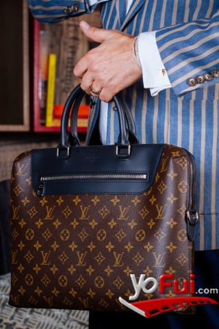 Bolso:  Louis Vuitton, Pulseras:  Oliver Weber
