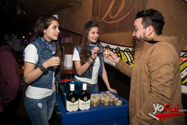 Fotografía en Ballantine´s Records se tomó "El Clan" en el mes de agosto, El Clán