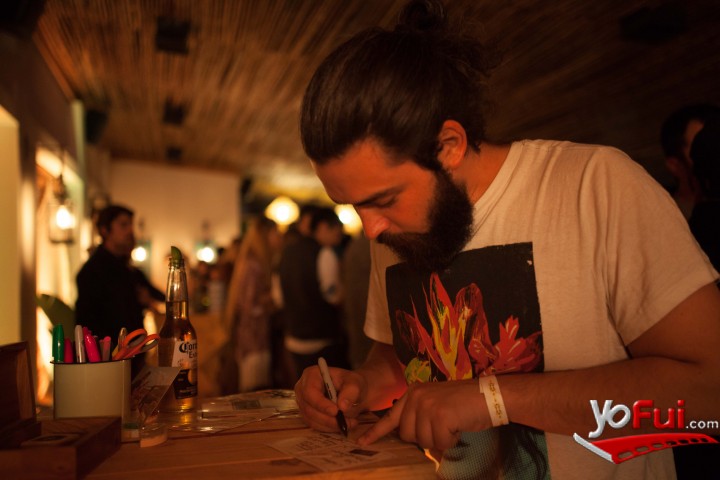 Max Cabezón escribiendo su postal