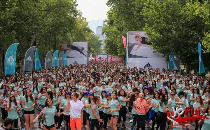 Fotografía en Más de 3000 mujeres disfrutaron al ritmo del dance en #aquinotermina de adidas Women, frente Museo Bellas Artes