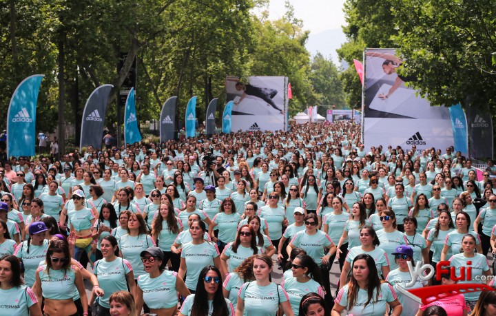 Fotografía en Más de 3000 mujeres disfrutaron al ritmo del dance en #aquinotermina de adidas Women, frente Museo Bellas Artes