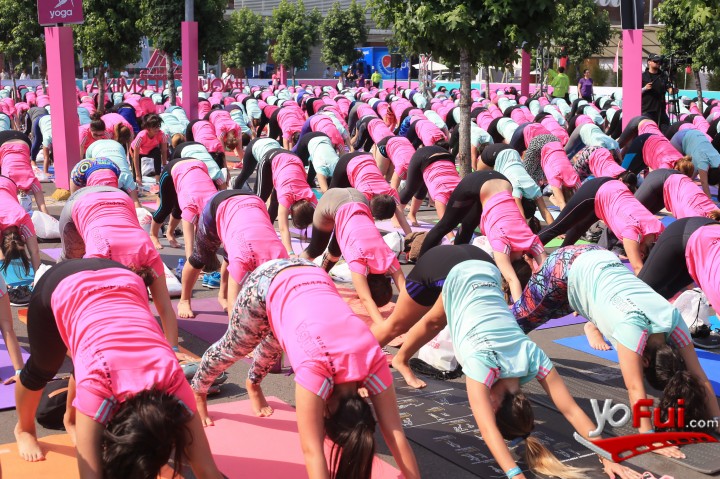 Fotografía en María José Prieto y adidas Women en clase de Yoga para más de 1.500 mujeres, Calles de Santiago