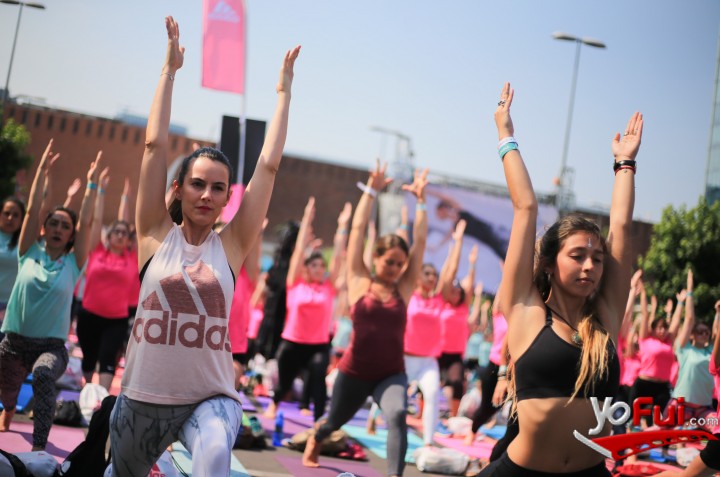Fotografía en María José Prieto y adidas Women en clase de Yoga para más de 1.500 mujeres, Calles de Santiago