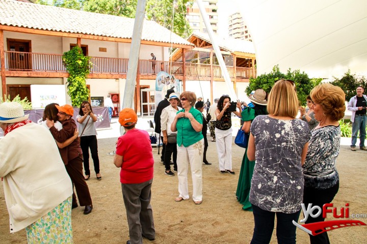 Fotografía en XIII  versión de “Caravana Solidaria por el Adulto Mayor”., Varias comunas de Santiago