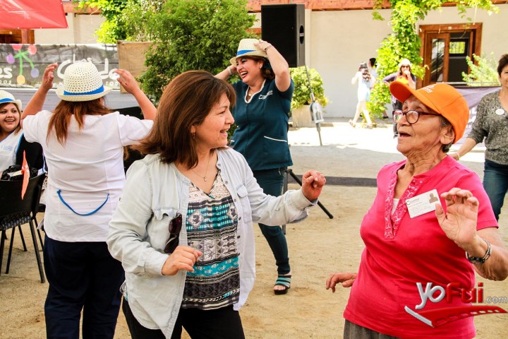 Fotografía en XIII  versión de “Caravana Solidaria por el Adulto Mayor”., Varias comunas de Santiago