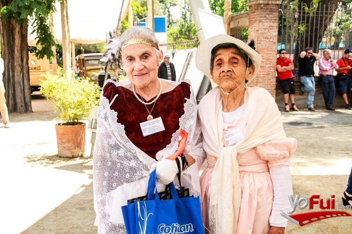 Fotografía en XIII  versión de “Caravana Solidaria por el Adulto Mayor”., Varias comunas de Santiago