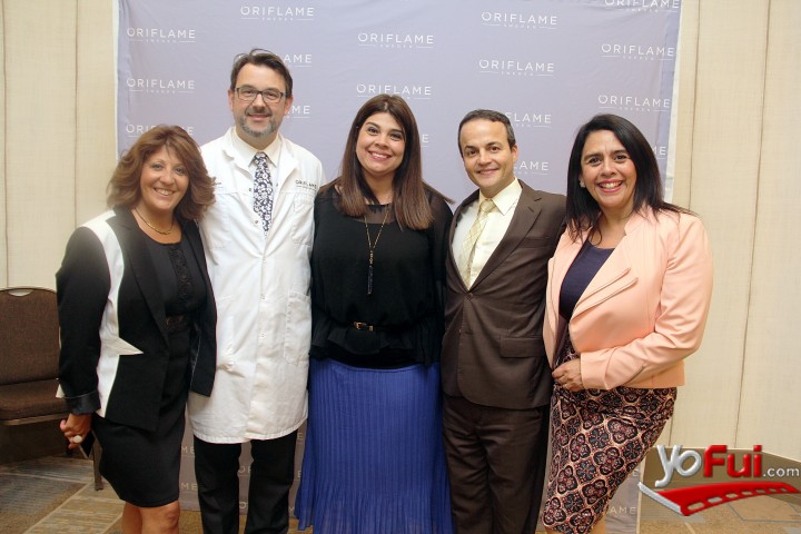 Dr. Alain Mavon con líderes de negocio de Oriflame