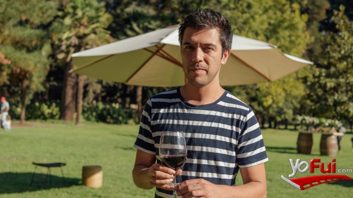 Gepe, disfrutando una copa de la edición especial de 120 de Santa Rita