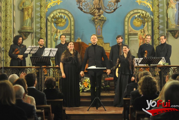 Carolina Muñoz, Soprano, Tobías Volkmann, Director de Orquesta, Ana Navarro, Contralto, junto a ensamble en Capilla Santa Rita