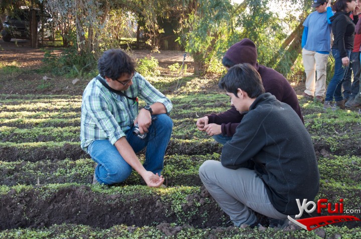 Profesor Samuel Contreras junto a alumnos