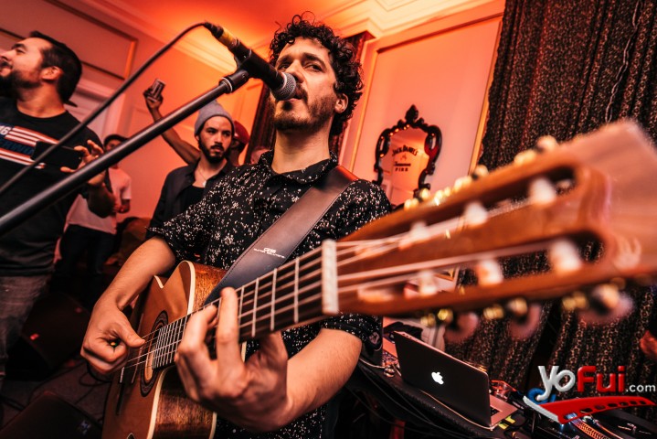 Banda en vivo en el lanzamiento de Jack Fire