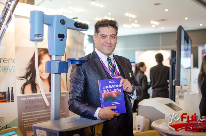 Dr. Alfredo Hoyos con su Libro High Definition Body Sculpting