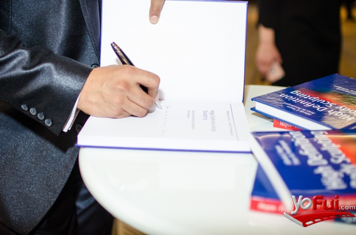 Firma de libros del Dr Alfredo Hoyos