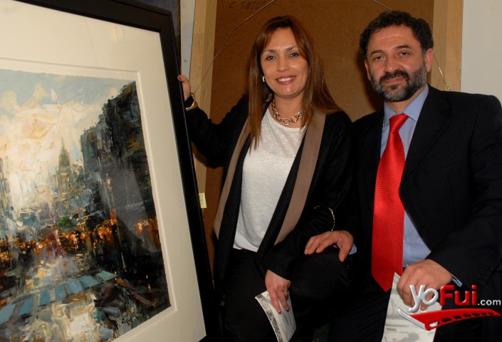 Paulina Barraza, César Descouvieres, junto a la obra Lluvia en Santiago, del pintor Ricardo García
