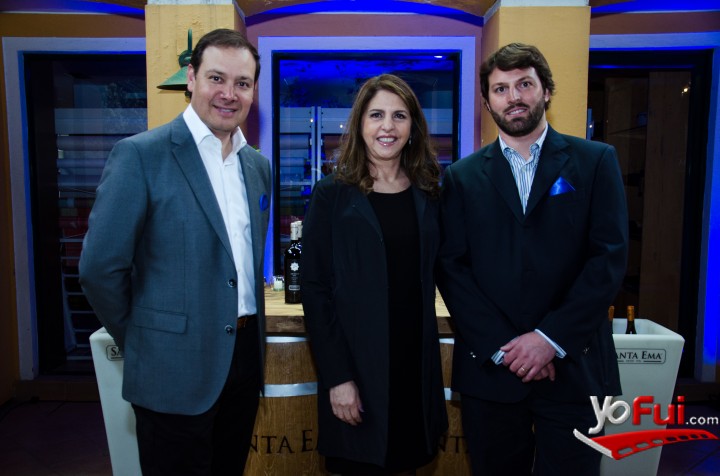 Andrés Sanhueza, enólogo de la viña, Rossana Pavone, Sebastián Musa