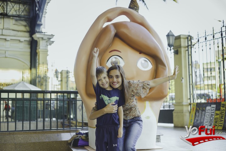 mamá e hijo participando del experimento