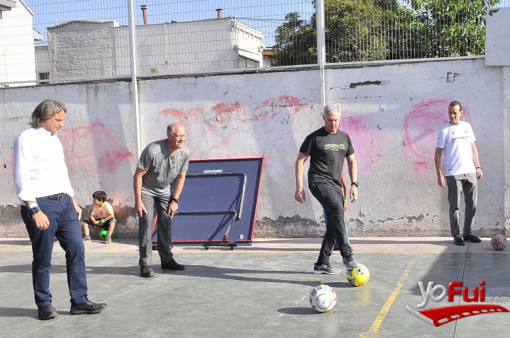 : Ejecutivos intentando batir el arco de los menores de Hogar Acógeme