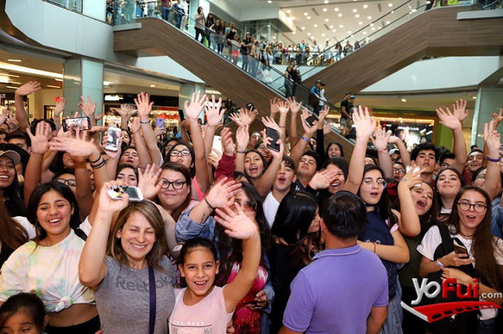 Fanáticos en 4to. piso del Mall Costanera Center