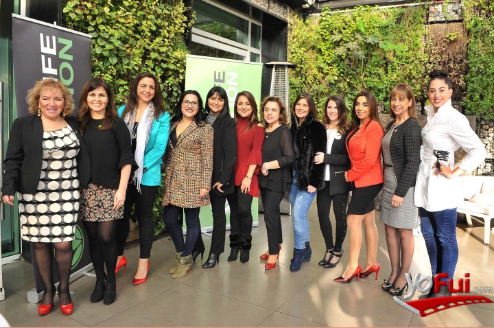 Marisol Ahumada, gerente general de Herbalife Nutrition, junto a asociadas independientes